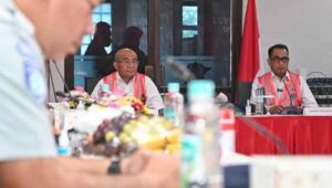 Menteri Perhubungan Budi Karya Sumadi bersama Menteri Koordinator Bidang Pembangunan Manusia dan Kebudayaan (PMK) Muhadjir Effendy