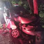 Mobil Toyota Avanza yang menabrak pohon perindang jalur Denpasar Gilimanuk, Desa Candikusuma Melaya, Jembrana, Bali, Senin (19/12/2022).