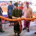 Bupati Klungkung I Nyoman Suwirta memotong saat meresmikan TPS3R Negari Asri bertempat di Banjar Sarimertha, Desa Negari, Kecamatan Banjarangkan, Kamis (15/12/2022). (Foto: ist)