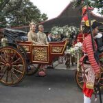 Putra bungsu Presiden Joko Widodo, Kaesang Pangarep bersama istrinya Erina Gudono menaiki kereta kencana usai prosesi akad nikah di Royal Ambarrukmo, Sleman, DI Yogyakarta, Sabtu (10/12/2022). Kaesang dan Erina melangsungkan pernikahan dengan adat Yogyakarta.