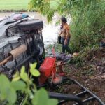 Mobil pickup yang terperosok ke sawah di Jalan Raya Denpasar - Gilimanuk, pada Jumat (16/12/2022) pagi.