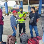 polres badung melakukan pemeriksaan terhadap penumpang di terminal Mengwi, Badung