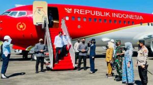 Presiden Jokowi dan Ibu Iriana tiba di Pangkalan TNI AU Iswahjudi, Kabupaten Magetan, pada Selasa (20/12/2022).