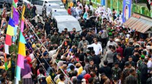 Presiden Jokowi menyapa masyarakat Bima di Pasar Sila, Kabupaten Bima, Kamis (29/12/2022)