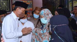 Presiden Joko Widodo bertakziah ke rumah duka almarhum Ferry Mursyidan Baldan di daerah Slipi, Jakarta, pada Jumat, 2 Desember 2022.