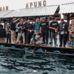 Menparekraf Sandiaga saat di Rumah Apung, tempat wisatawan dapat beraktivitas memberi makan ikan di laut.