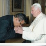 Rm Markus Solo Kewuta SVD saat bertemu dan mencium tangan Paus Benedictus XVI di Vatikan, 2012.