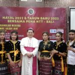 Uskup Denpasar foto bersama para penari dari mahasiswa asal Nagekeo yang membawakan tarian Ja'i di acara PENA NTT. (Foto: Menitini/M-003)