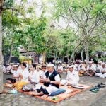 Bhakti penganyar serangkaian pujawali di Pura Agung Blambangan di Desa Tembokrejo, Kecamatan Muncar, Banyuangi pada rahina Manis Kuningan, Minggu (15/1/2023).