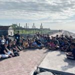 Masyarakat menggelar aksi bersih-bersih pantai di kawasan Karangdadi, hingga Pesurungan.