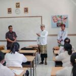 Wakil Bupati Badung I Ketut Suiasa meninjau pelaksanaan seleksi kompetensi CAT-UNBK P3K di SMPN 1 Kuta Utara, Kamis (19/1/2023).