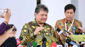 Menteri Koordinator Bidang Perekonomian Airlangga Hartarto dalam keterangannya kepada awak media usai menghadiri pembukaan Rapat Koordinasi Nasional (Rakornas) Transisi PC-PEN di Gedung AA Maramis, Jakarta, pada Kamis, 26 Januari 2023.