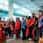 Gubernur Bali Wayan Koster dan Wagub Cok Ace menyambut kedatangan wisatawan China di Bandara Internasional I Gusti Ngurah Rai,Badung, Bali, Minggu (22/1/2023).