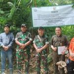 Tim melakukan pemasangan plang penyitaan aset terkait dengan perkara korupsi TWP AD. (Foto: Puspenkum)