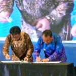 Bupati Jembrana, I Nengah Tamba dan Kepala Badan Pusat Statistik (BPS) Margo Yuwono menandatangani MoU, JSDDD sebagai sumber data dalam Registrasi Sosial Ekonomi (Regsosek) yang dilaksanakan secara Nasional, di Aryanusa Ballroom Menara Danareksa Jakarta Pusat, Senin (30/1/2023)