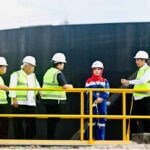 Presiden Joko Widodo meninjau proses produksi minyak dan gas bumi (migas) di Kawasan PT Pertamina Hulu Rokan Dumai, Kota Dumai, pada Kamis, 5 Januari 2023.