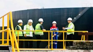 Presiden Joko Widodo meninjau proses produksi minyak dan gas bumi (migas) di Kawasan PT Pertamina Hulu Rokan Dumai, Kota Dumai, pada Kamis, 5 Januari 2023.