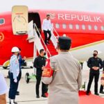 Presiden Joko Widodo tiba di Bandar Udara Internasional Sultan Syarif Kasim II, Kota Pekanbaru, Provinsi Riau sekitar pukul 11.00 WIB pada Rabu, 4 Januari 2023.