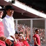 Presiden Joko Widodo menyaksikan laga semifinal leg pertama Piala AFF antara tim nasional sepak bola Indonesia dengan Vietnam di Stadion Utama Gelora Bung Karno (GBK), Jakarta, Jumat (6/1/2023).