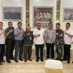 Gubernur Maluku, Murad Ismail bersama ketua Parisada Hindu Dharma Indonesia Maluku, Wayan Sutapa dan rombongannya.