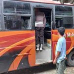 Polisi sedang lakukan razia minuman keras jenis sopi di salah satu bus yang baru tiba dari Pulau Seram.