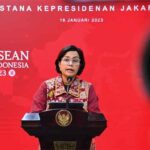 Menteri Keuangan Sri Mulyani yang menyampaikan keterangan pers di Kantor Presiden selepas mengikuti sidang kabinet paripurna yang dipimpin oleh Presiden Joko Widodo di Istana Negara, Jakarta, pada Senin (16/1/2023).