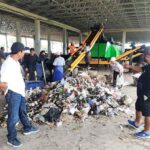 Tim media berkesempatan mengecek langsung kemampuan mesin pengolah residu sampah di TOSS Center Klungkung