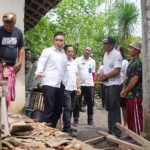 Wakil Bupati Jembrana IGN Patriana Krisna meninjau rumah milik pasangan suami istri I Gede Raka Merta Sanjaya (23) dan Ni Komang Pramesti Regita Cahyani (18) asal Banjar Kepuh, Desa Mendoyo Dauh Tukad, Kecamatan Mendoyo yang roboh pada Rabu (18/1/2023).