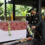 Dandim 1610/Klungkung, Letkol Inf Armen memimpin berlangsungnya upacara pemakaman Serka I Nyoman Sudarmayana di Desa Sulang, Kecamatan Dawan, Kabupaten Klungkung pada Rabu (01/02/2023) pagi.