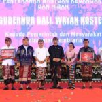 Gubernur Bali Wayan Koster didampingi Wagub Tjok Oka Artha Ardhana Sukawati saat menyerahkan BKK untuk Kabupaten Jembrana. (Foto: M-011)