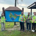 Bupati jembrana I Nengah Tamba (tengah) bersama Desmond Lee selaku General Manager Landfill Management & Operations Departmentdan dan jajarannya. (Foto: M-011)