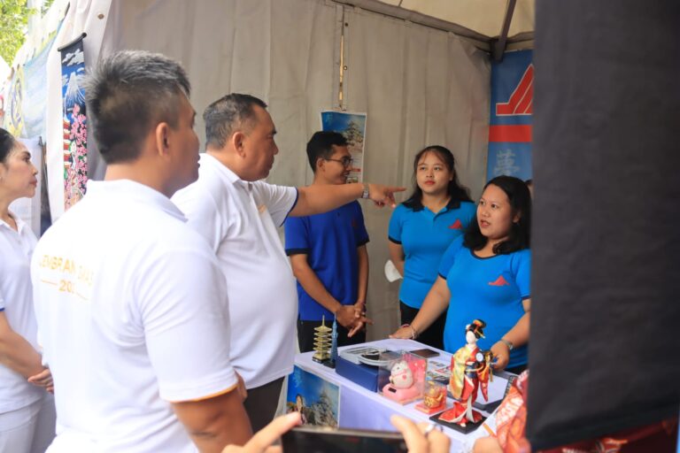 Bupati Jembrana I Nengah Tamba saat mengunjungi salah satu stand job fair. (Foto: M-011)