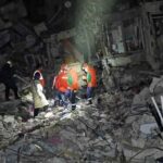 Petugas melakukan Pencarian korban gempa di Turki. (Foto: Shenzhen Rescue Volunteers /Handout/Anadolu Agency via Getty Images)