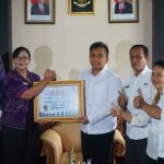 Sertifikat predikat kepatuhan diserahkan oleh Kepala perwakilan Ombudsman RI Provinsi Bali, Ni Nyoman Sri Widhiyanti kepada Wakil Bupati Jembrana di ruang VIP kantor Bupati Jembrana, Rabu (1/2/2023). (Foto: Humas)