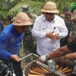 Bupati Jembrana I Nengah Tamba menghadiri panen madu ketiga di Banjar Munduk Anggrek, Jum'at (3/2/2023). (Foto: M-011)