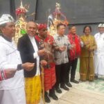 Gubernur Maluku, Murad Ismail (tiga dari kiri), Pangdam XVI/Pattimura, dan Kapolda Maluku, berfoto bersama dengan Ketua PHDI Maluku Dr. I Wayan Sutapa, M.Sc, (pertama dari kiri) Ida Dharma Cadu Sidhi (kedua dari kiri), Ida Pandita Mpu Satya (keenam dari kiri) serta tokoh Hindu Maluku Putu Ivan Yunatana. (Foto: M-009)