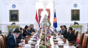 Presiden Joko Widodo menerima kunjungan kehormatan para Menteri Luar Negeri (Menlu) ASEAN dan Sekretaris Jenderal (Sekjen) ASEAN di Istana Merdeka, Jakarta, Jumat (3/2/2023). (Foto: BPMI Setpres/Lukas)