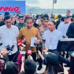 Presiden Joko Widodo menyampaikan keterangannya kepada awak media usai menyaksikan balapan F1H2O di Pelabuhan Muliaraja Napitupulu Balige, Kabupaten Toba, Provinsi Sumatra Utara, Minggu 26 Februari 2023.