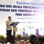 Kepala Badan Keahlian (BK) Sekretariat Jenderal DPR RI, Inosentius Samsul dalam Seminar Nasional Penguatan Tata Kelola Penyelenggaraan Sistem Kesehatan Ditinjau Dari Peraturan Perundang-Undangan pada Sektor Kesehatan, di Serpong, Tangerang Selatan, Banten, Senin (27/02/2023).