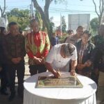 Penandatangan Prasasti oleh Bupati Jembrana menanda diresmikannya gedung kantor KPU Kabupaten Jembrana. (Foto: M-001)