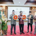 Sekda Wayan Adi Arnawa dan Ketua DPRD Badung Putu Parwata memukul Rebana menandai dibukanya secara resmi Musda XI Organisasi Muhammadiyah dan Aisyiyah Kabupaten Badung. (Foto: Istimewa)