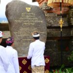 Presiden Jokowi menandatangani prasasti saat peresmian fasilitas kawasan suci Pura Agung Besakih di Karangasem, Bali, Senin (13/3/2023).