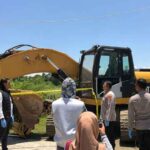 Polisi tangkap 5 orang terduga penambang ilegal beserta Ekskavator di Gunung Botak, Pulau Buru, Maluku.
