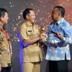 Tito-Karnavian-saat-menyerahkan-penghargaan-UHC-Award-2023--kepada-Bupati-Jembrana,-I-Nengah-Tamba-di-Balai-Sudirman,-Jakarta,-Selasa (14/3)