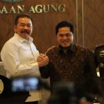 Jaksa Agung Burhanuddin bersama Menteri BUMN Erick Tohir, Senin (6/3/2023)