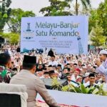 Presiden Jokowi menghadiri acara Istigasah dan Doa Bersama Rabithah Melayu-Banjar yang digelar di Komplek Pendopo Bersinar Tabalong, Kabupaten Tabalong, Provinsi Kalimantan Selatan, pada Jumat (17/3/2023.