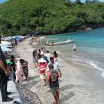 Beberapa area di kawasan obyek wisaya Pantai Cristal Bay jadi pantauan aparat Babinsa Desa Sakti. Di lokasi itu, Serda Nyoman Dayuh mengawasi setiap pengunjung wisata yang berada di Pantai tersebut.