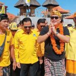 Ketua DPD Golkar Badung, Wayan Suyasa (dua dari kiri) bersama Ketua DPD Golkar Bali, I Nyoman Sugawa Korry (berkalung bunga) saat menghadiri Konsolidasi Partai di Munggu, Minggu (16/4). (Foto: M-003)