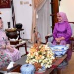 Presiden Jokowi bersama Ibu Iriana Joko Widodo melakukan silaturahmi ke kediaman Presiden ke-5 RI, Megawati Soekarnoputri, di Jakarta, pada Kamis (27/4/2023). (Foto: BPMI Setpres/Rusman)