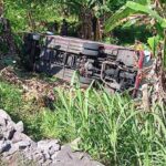 Kondisi bus yang terjatuh di jalur Gilimanuk-Denpasar.